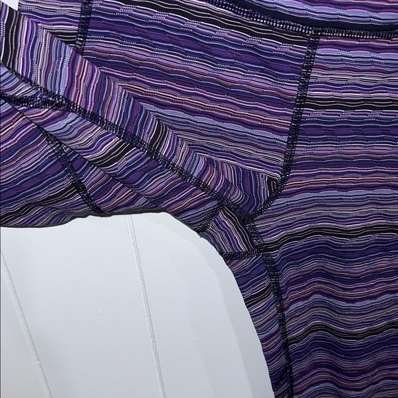 Lululemon Athletica 3/4 Lenth Purple Stripe Legging 6 - Picture 4 of 10